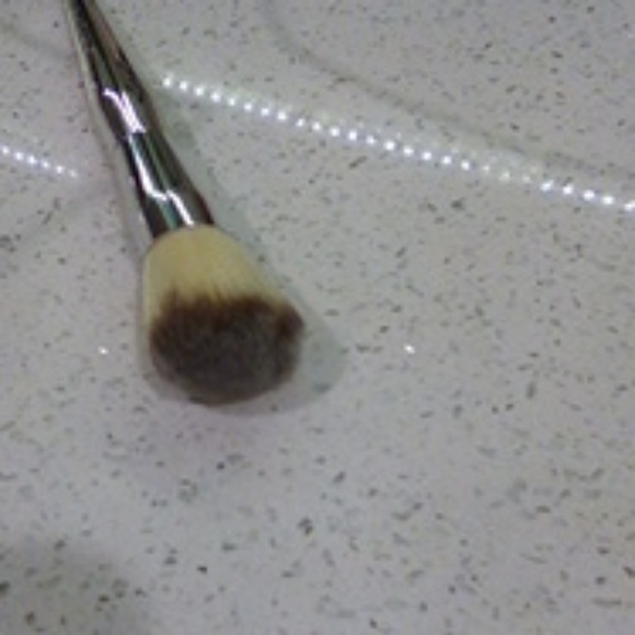 New It Cosmetics All Over Brush! - Picture 2 of 2